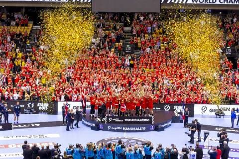 Sport Bilder des Tages Die Daenische Mannschaft freut sich ueber den Weltmeistertitel. Norwegen vs. Daenemark, Finale, Handball, IHF Handball Weltmeisterschaft, 27.01.19 Herning Daenemark Jyske Bank Boxen Copyright: xAgentur54Gradx xFelixxKoenigx