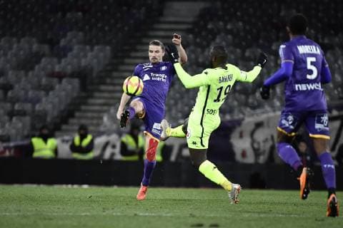 Yannick Cahuzac (tfc) vs Stephane Bahoken (sco) FOOTBALL : Toulouse vs Angers - 22eme Journee de L1 - Toulouse - 27 01 2019 ThierryBreton Panoramic 