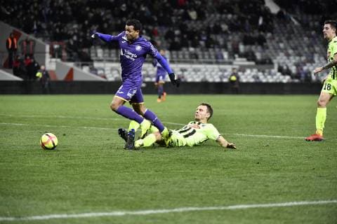 Faute de Romain Thomas (sco) sur Mathieu Dossevi (tfc) FOOTBALL : Toulouse vs Angers - 22eme Journee de L1 - Toulouse - 27 01 2019 ThierryBreton Panoramic 