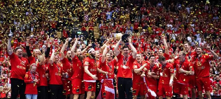 Handball WM, Dänemark ist Weltmeister Niklas Landin of Denmark with the trophy and gold medal after the men s IHF Handball World Championship WM Weltmeisterschaft final match between Denmark and Norway in Herning, Denmark on Sunday, Jan. 27, 2019. , Herning Denmark Copyright: BoxAmstrup BoxAmstrupx COP102 spdk20190128-003928-L