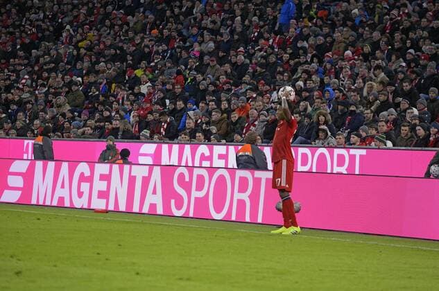 Live-Stream Anbieter Magenta Sport 27.01.2019, Fussball 1. Bundesliga 2018 2019, 19. Spieltag, FC Bayern München - VfB Stuttgart, in der Allianz-Arena München. Jerome Boateng (FC Bayern München) wirft ein.