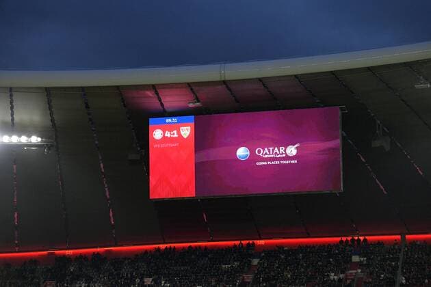 27.01.2019, Fussball 1. Bundesliga 2018 2019, 19. Spieltag, FC Bayern München - VfB Stuttgart, in der Allianz-Arena München. Werbelogo von Qatar Airways auf der Anzeigetafel.