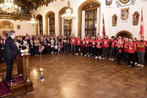 Handball, Weltmeister Dänemark wird in Kopenhagen gefeiert Det danske herrelandshold som soendag vandt guld i VM i haandbold bliver hyldet paa Koebenhavns Raadhusplads, mandag den 28. januar 2019.. , Haandboldherrerne hyldes fra bal Copyright: MadsxClausxRasmussenx COP107 spdk20190128-175535-L