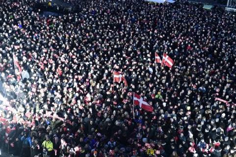 Handball, Weltmeister Dänemark wird in Kopenhagen gefeiert Det danske herrelandshold som soendag vandt guld i VM i haandbold bliver hyldet paa Koebenhavns Raadhusplads, mandag den 28. januar 2019.. , Haandboldherrerne hyldes fra bal Copyright: MadsxClausxRasmussenx COP107 spdk20190128-175558-L