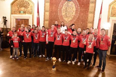 Sport Bilder des Tages Handball, Weltmeister Dänemark wird in Kopenhagen gefeiert Det danske herrelandshold som soendag vandt guld i VM i haandbold bliver hyldet paa Koebenhavns Raadhusplads, mandag den 28. januar 2019.. , Haandboldherrerne hyldes fra bal Copyright: MadsxClausxRasmussenx COP107 spdk20190128-180623-L