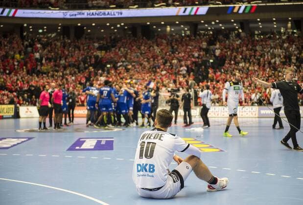 Fabian WIEDE (GER) enttaeuscht nach dem SPiel, hinten feiert das Team von FRA Spiel um Platz 3., Deutschland (GER) - Frankreich (FRA), am 27.01.2019 in Herning Daenemark Handball Weltmeisterschaft 2019, vom 10.01. - 27.01.2019 in Deutschland Daenemark.