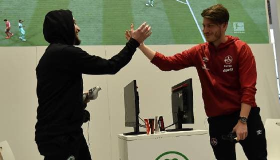 30.01.2019 - eSports - Virtual Bundesliga Club Championship - Derby - SpVgg Greuther Fürth ( Kleeblatt ) gg 1. FC Nürnberg FCN ( Club ) - - Francesco czudemi Morgana ( SpVgg Greuther Fürth ) Kevin Kev1n Reiser ( 1. FC Nürnberg ) - Handschlag Handshake nach Spielende *** 30 01 2019 eSports Virtual Bundesliga Club Championship Derby SpVgg Greuther Fürth Kleeblatt gg 1 FC Nürnberg FCN Club Francesco czudemi Morgana SpVgg Greuther Fürth Kevin Kev1n Reiser 1 FC Nürnberg Handschlag Handshake nach Spielende