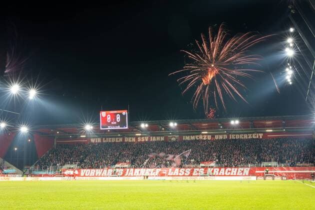 30.01.2018, Fussball, GER, Saison 2018 2019, 2. Bundesliga, 19. Spieltag, SSV Jahn Regensburg - SC Paderborn 07 Choreographie der Jahn Fans auf der Hans Jakob Tribüne vor dem Spiel DFL REGULATIONS PROHIBIT ANY USE OF PHOTOGRAPHS AS IMAGE SEQUENCES AND OR QUASI-VIDEO.