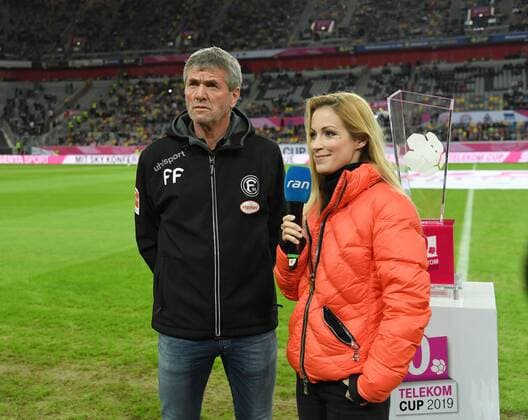 13.01.2019, Fussball GER, Telekom Cup 2019, Halbfinale, Fortuna Duesseldorf - FC Bayern Muenchen, ner Friedhelm Funkel (Fortuna Duesseldorf), li., im Interview mit SAT1 ran Reporterin Andrea Kaiser *** 13 01 2019 Soccer GER Telekom Cup 2019 Semifinal Fortuna Duesseldorf FC Bayern Muenchen ner Friedhelm Funkel Fortuna Duesseldorf left in interview with SAT1 ran reporter Andrea Kaiser Team2