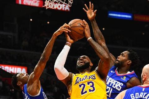 Sport Bilder des Tages LOS ANGELES, CA - JANUARY 31: Los Angeles Lakers Forward LeBron James (23) drives to the basket is fouled by Los Angeles Clippers Guard Shai Gilgeous-Alexander (2) as Los Angeles Clippers Guard Patrick Beverley (21) defends during a NBA Basketball Herren USA game between the Los Angeles Lakers and the Los Angeles Clippers on January 31, 2019 at STAPLES Center in Los Angeles, CA. (Photo by Brian Rothmuller Icon Sportswire) NBA: JAN 31 Lakers at Clippers Icon190131031 EDITORIAL USE ONLY