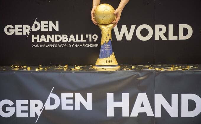 Siegerehrung, WM Pokal vor Logo, Bande, Finale, Norwegen (NOR) - Daenemark (DEN) 22:3, am 27.01.2019 in Herning Daenemark Handball Weltmeisterschaft 2019, vom 10.01. - 27.01.2019 in Deutschland Daenemark.