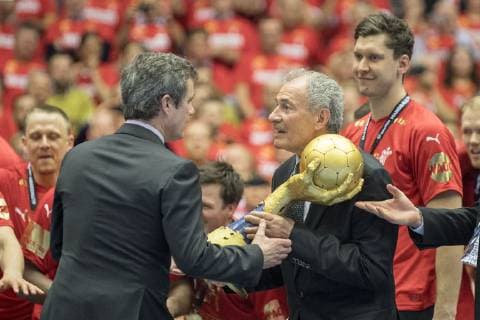 Frederik von Daenemark l. (DEN, Kronprinz) und Hassan MOUSTAFA (IHF Praesident, EGY) mit dem Pokal, Finale, Norwegen (NOR) - Daenemark (DEN) 22:31, am 27.01.2019 in Herning Daenemark Handball Weltmeisterschaft 2019, vom 10.01. - 27.01.2019 in Deutschland Daenemark.