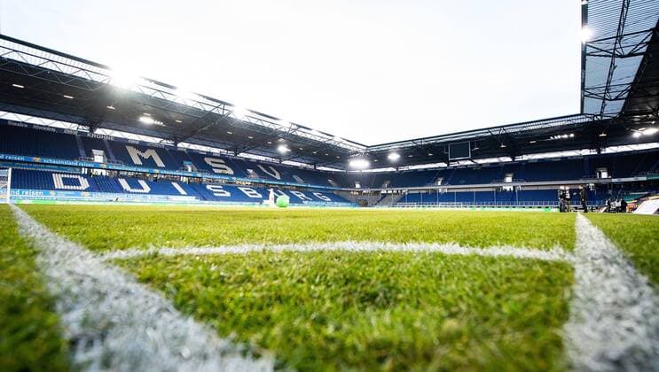 01.02.2019, xfux, Fussball 2.Bundesliga, MSV Duisburg - SV Darmstadt 98, emonline, emspor, v.l. Ansicht Uebersicht Schauinsland-Reisen-Arena Rasen Innenraum Feld Spielfeld Linie Tribuene Flutlicht Licht Dach (DFL DFB REGULATIONS PROHIBIT ANY USE OF PHOTOGRAPHS as IMAGE SEQUENCES and or QUASI-VIDEO) Duisburg