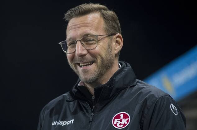 Fußball: 3. Liga, Saison 2018 2019, 22. Spieltag, Preußen Münster - 1. FC Kaiserslautern am 01.02.2019 in Münster (Nordrhein-Westfalen). Kaiserslauterns Trainer Sascha Hildmann lacht vor dem Spiel DFB regulations prohibit any use of photographs as image sequences and or quasi-video. Copyright: xKirchner MarcoxSteinbrennerx