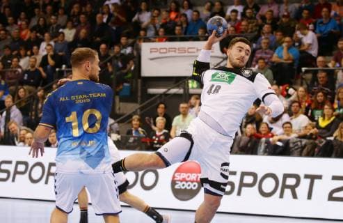 Stuttgart , Handball All Star Game 2019 , All Star-Team vs. Deutsche Nationalmannschaft , von links: Michael Kraus ( AllStar ) Jannik Kohlbacher ( Deut )