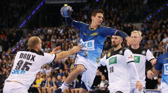 Stuttgart , Handball All Star Game 2019 , All Star-Team vs. Deutsche Nationalmannschaft , von links: Paul Drux ( Deut ) Andy Schmid ( AllStar )