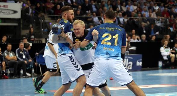Sport Bilder des Tages DKB Handball Bundesliga All Star Game 2019 Deutschland, Stuttgart, 01.02.2019, Handball, DKB Handball Bundesliga All Star Game 2019, Deutsche Handball Nationalmannschaft - Weltauswahl der DBK HBL: v.l. Fabian van Olphen, Patrick Wiencek, Zeljko Musa.