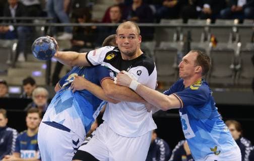 Stuttgart , Handball All Star Game 2019 , All Star-Team vs. Deutsche Nationalmannschaft , von links: Paul Drux ( Deut ) Holger Glandorf ( AllStar )