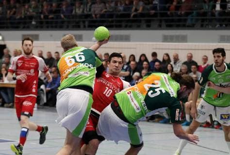 TuS Ferndorf - HSG Wetzlar, 01.02.2019 Bildmitte: Marijan Basic (TuS Ferndorf) gegen (links) Anton Lindskog (HSG Wetzlar) und Olle Forsell-Schefvert (HSG Wetzlar) Vorbereitung, Testspiel TuS Ferndorf - HSG Wetzlar, 01.02.2019 Neunkirchen Am Rassberg Deutschland