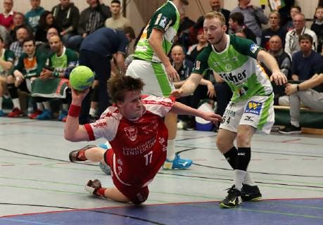 TuS Ferndorf - HSG Wetzlar, 01.02.2019 vorne: Mattis Michel (TuS Ferndorf) wird von (hinten) Olle Forsell-Schefvert (HSG Wetzlar) Maximilian Lux (HSG Wetzlar) siebenmeterreif gefoult, Vorbereitung, Testspiel TuS Ferndorf - HSG Wetzlar, 01.02.2019 Neunkirchen Am Rassberg Deutschland