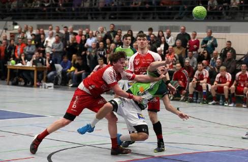 TuS Ferndorf - HSG Wetzlar, 01.02.2019 Bildmitte: Olle Forsell-Schefvert (HSG Wetzlar) wird von (links) Mattis Michel (TuS Ferndorf) und Jan Wörner (TuS Ferndorf) geblockt, Vorbereitung, Testspiel TuS Ferndorf - HSG Wetzlar, 01.02.2019 Neunkirchen Am Rassberg Deutschland