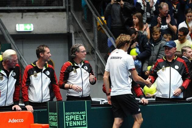 Dank an die Betreuer mit Vater Zverev durch Alexander Zverev nach dem Sieg im Einzel gegen Gabor Borsos im Spiel der ersten Runde im Davis Cup 2019 zwischen Germany und Ungarn, 02.02.19 in der Fraport Arena, Frankfurt_Main, Davis Cup Germany vs Ungarn Frankfurt Main Copyright: xPeterxFranzx Eibner-Pressefotox EP_pfz