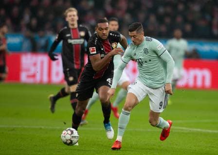 Leverkusen, Germany 02.02.2019, 1. Bundesliga 20. Spieltag, Bayer 04 Leverkusen - FC Bayern Muenchen, Jonathan Tah (B04), Robert Lewandowski (FCB) im Zweikampf. ( DeFodi512