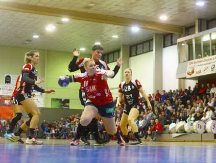 Kerstin Foth Herrenberg) , dahinter Petra Nagy (Zwickau) , Nadja Bolze (Zwickau) und Alisa Pester (Zwickau, v.l.) Handball Frauen 2.Liga 2018 19 BSV Sachsen Zwickau - SG H2Ku Herrenberg am 2.2.2019 BSV Sachsen Zwickau - SG H2Ku Herrenberg