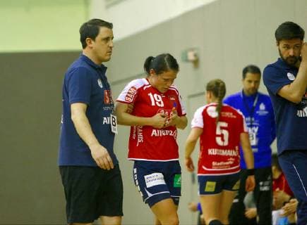 Trainer Mike Leibssle Herrenberg) mit Lisa Gebhard Herrenberg) , die sich verletzte. Handball Frauen 2.Liga 2018 19 BSV Sachsen Zwickau - SG H2Ku Herrenberg am 2.2.2019 BSV Sachsen Zwickau - SG H2Ku Herrenberg