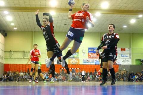 Torwurf von Sandra Kußmaul Herrenberg) , links Jenny Choinowski (Zwickau) , rechts Nadja Bolze (Zwickau) Handball Frauen 2.Liga 2018 19 BSV Sachsen Zwickau - SG H2Ku Herrenberg am 2.2.2019 BSV Sachsen Zwickau - SG H2Ku Herrenberg