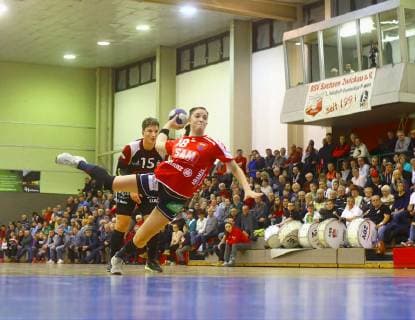 Torwurf von Lea Neubrander Herrenberg) , dahinter Nadja Bolze (Zwickau) Handball Frauen 2.Liga 2018 19 BSV Sachsen Zwickau - SG H2Ku Herrenberg am 2.2.2019 BSV Sachsen Zwickau - SG H2Ku Herrenberg