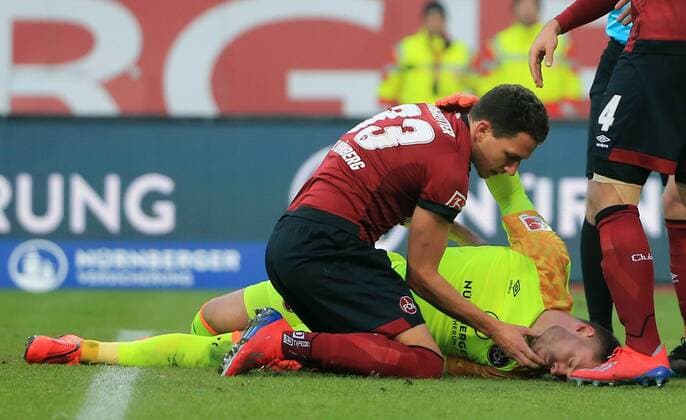 Sport Themen der Woche KW05 Sport Bilder des Tages 02.02.2019, 1.BL, 1.FC Nuernberg vs Werder Bremen, Max-Morlock-Stadion, Nuernberg Fussball, im Bild: Schreckmoment ,Christian Mathenia ( 1.FC Nuernberg ) liegt am Boden KO nach einen Zusammenstoss mit Theodor Gebre Selassie (Bremen), Georg Margreitter ( 1.FC Nuernberg ) zieht die Zunge raus DFL REGULATIONS PROHIBIT ANY USE OF PHOTOGRAPHS AS IMAGE SEQUENCES AND OR QUASI VIDEO. *** 02 02 2019 1 BL 1 FC Nuernberg vs Werder Bremen Max Morlock Stadium Nuernberg Football Sport in picture Moment of shock Christian Mathenia 1 FC Nuernberg lies on the ground KO after a collision with Theodor Gebre Selassie Bremen Georg Margreitter 1 FC Nuernberg pulls out his tongue DFL REGULATIONS PROHIBIT ANY USE OF PHOTOGRAPHS AS IMAGE SEQUENCES AND OR QUASI VIDEO