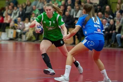 v.li.: Lena Thomas (SV Werder Bremen, 7) und Thilde Boesen (HC Rödertal, 10) im Zweikampf, Duell, Spielszene, Aktion, Action, Handball, 2. Bundesliga Frauen, SV Werder Bremen - HC Rödertal,