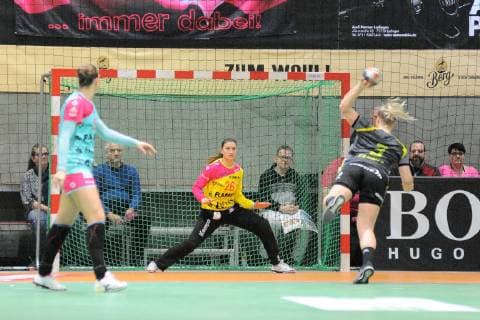 Isabel Roch (TusSies Metzingen 26) im Tor gegen Emma Ekenman-Fernis (IK Saevehof 3) TusSies Metzingen, Handball, HBF Ligaspiel, EHF-Cup Gruppenphase , 02.02.2019, Foto:TBaur Eibner TusSies Metzingen vs. IK Saevehof Metzingen Copyright: xEIBNER TobiasxBaurx EP_TBR