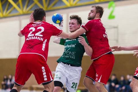 Oehringen, Deutschland 02. Februar 2019: Hohenlohe Cup 2019 - DjK Rimpar vs. TSG Friesenheim v.li. Jannik Hofmann (Friesenheim), Lukas Siegler (Rimpar), Frederic Stueber (Friesenheim) Oehringen Hohenlohehalle Baden-Württemberg Deutschland
