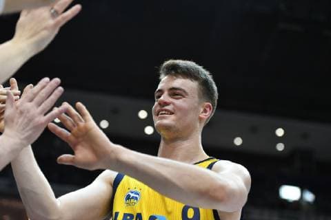 Jonas Mattisseck (ALBA), klatscht nach dem Spiel die Fans ab ALBA Berlin - medi Bayreuth Basketball, easy Credit BBL , Herren, Maenner, Männer, men, Saison 2018 2019 Berlin, 2.2.2019 , Mercedes-Benz Arena