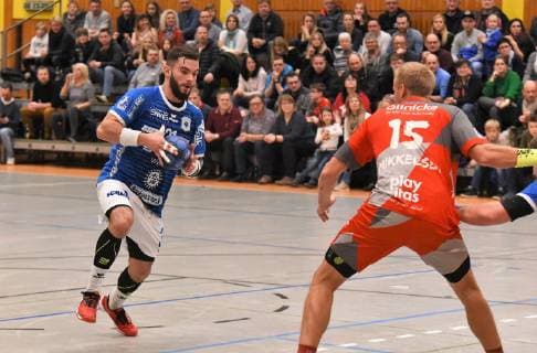 03.02.2018 xkhx Melsungen Benefizspiel MT Melsungen gegen TV Hüttenberg zugunsten der Melsunger Fuldatalschule 31 Björn Zintel (Hüttenberg) setzt sich durch gegen Lasse Mikkelsen (15, MT Melsungen)