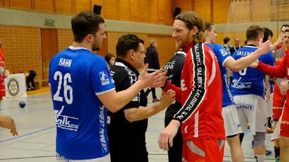 03.02.2018 xkhx Melsungen Benefizspiel MT Melsungen gegen TV Hüttenberg zugunsten der Melsunger Fuldatalschule Tobias Hahn (Hüttenberg) und Tobias Reichmann (9, MT Melsungen)