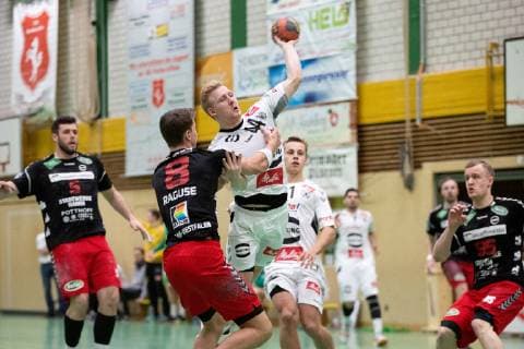 Vlotho, Deutschland 02.02.2019: Testspiel - 2018 2019 - GWD Minden vs. ASV Hamm-Westfalen (L-R) Mex Raguse (Hamm), Kevin Gulliksen (Minden) Vlotho Nordrhein-Westfalen Deutschland Jaegerortsporthalle