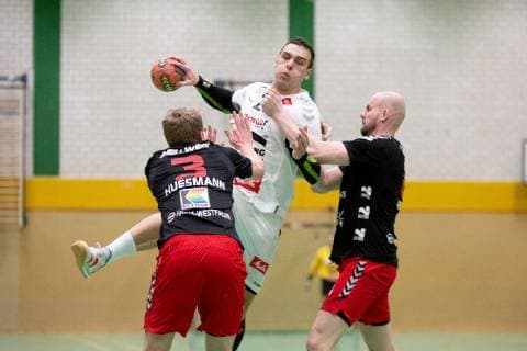 Vlotho, Deutschland 02.02.2019: Testspiel - 2018 2019 - GWD Minden vs. ASV Hamm-Westfalen (L-R) Fabian Huesmann (Hamm), Miljan Pusica (Minden), Markus Fuchs (Hamm) Vlotho Nordrhein-Westfalen Deutschland Jaegerortsporthalle