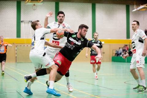 Vlotho, Deutschland 02.02.2019: Testspiel - 2018 2019 - GWD Minden vs. ASV Hamm-Westfalen (L-R) Mats Kortel (Minden), Savvas Savvas (Minden), Jan Brosch (Hamm) Vlotho Nordrhein-Westfalen Deutschland Jaegerortsporthalle