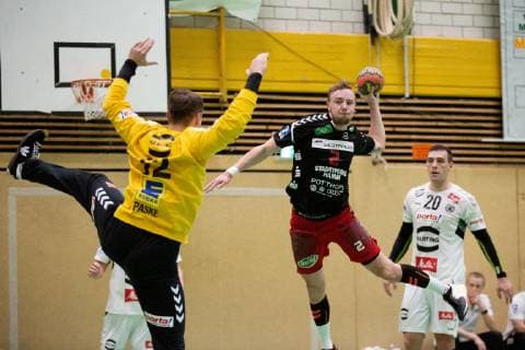 Vlotho, Deutschland 02.02.2019: Testspiel - 2018 2019 - GWD Minden vs. ASV Hamm-Westfalen (L-R) Torwart Maurice Paske (Minden), Lukas Blohme (Hamm) Vlotho Nordrhein-Westfalen Deutschland Jaegerortsporthalle