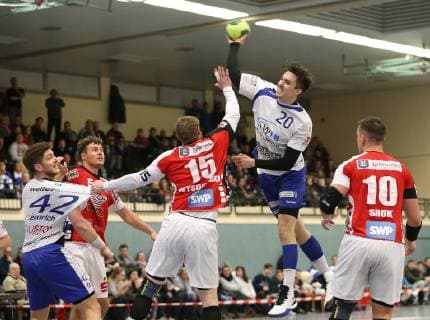Kornwestheim, Handball SV Salamander Kornwestheim vs. TGS Pforzheim:v.l. Michal Wysokinski (TGS), Hendrik Schoeneck (Korn)