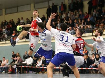 Kornwestheim, Handball SV Salamander Kornwestheim vs. TGS Pforzheim:v.l. Maris Versakovs (TGS), Christopher Tinti (Korn)