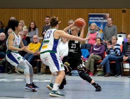 gsd zje 03.02.2019, Göttingen Basketball Damen Bundesliga DBBL flippo Baskets BG 74 - TK Hannover Hannovers Aliaksandra Tarasava (am Ball) gegen Göttingens Klaudia Grudzien *** gsd zje 03 02 2019 Göttingen Basketball Ladies Bundesliga DBBL flippo Baskets BG 74 TK Hannover Hannovers Aliaksandra Tarasava on ball against Göttingens Klaudia Grudzien SPFhna8727