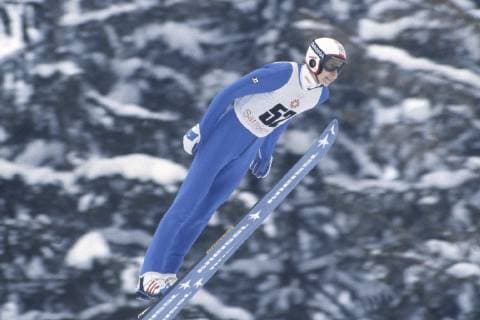 Skisprunglegende Matti Nykaenen ist tot! Archivfoto; Matti NYKAENEN, NykÌÛnen, Finnland, Skispringer, Skispringen, Wintersport, Aktion, bei den Olympischen Winterspielen in Sarajevo, Jugoslavien, er gewann dort die Goldmedaille, Olympiasieger, 18.02.1984 a *** Ski jumping legend Matti Nykaenen is dead Archive photo Matti NYKAENEN NykÌÛnen Finland Ski jumper Ski jumping Winter sports action at the Olympic Winter Games in Sarajevo Yugoslavia he won there the gold medal Olympic champion 18 02 1984 a