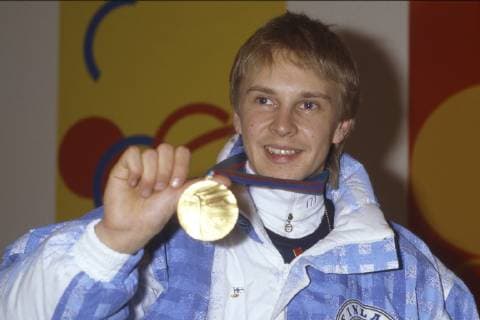 Skisprunglegende Matti Nykaenen ist tot! Archivfoto; Matti NYKAENEN, NykÌÛnen, Finnland, Skispringer, Skispringen, Wintersport, Portraet, PortrÌÛt, Portrait, angeschnittenes Einzelbild, Einzelmotiv, bei den Olympischen Winterspielen in Calgary, Kanada, er gewann dort die Goldmedaille, Olympiasieger, praesentiert seine Medaille, 20.02.1988 a *** Ski jumping legend Matti Nykaenen is dead Archive photo Matti NYKAENEN NykÌÛnen Finland Ski jumper Ski jumping Winter sports Portrait Portrait Portrait cut single picture Single motif at the Olympic Winter Games in Calgary Canada he won there the gold medal Olympic champion presented his medal 20 02 1988 a