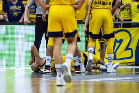 Basketball Berlin 02.02.2019 easyCredit-BBL 1. Bundesliga Saison 2018 2019 Alba Berlin - medi Bayreuth Stefan Peno (ALBA Berlin, No.44) Verletzt sich am Knie