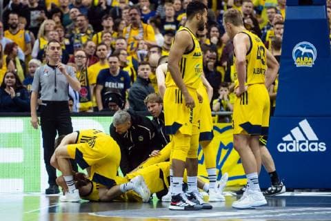 Basketball Berlin 02.02.2019 easyCredit-BBL 1. Bundesliga Saison 2018 2019 Alba Berlin - medi Bayreuth Stefan Peno (ALBA Berlin, No.44) Verletzt sich am Knie