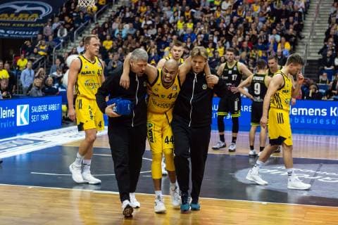 Basketball Berlin 02.02.2019 easyCredit-BBL 1. Bundesliga Saison 2018 2019 Alba Berlin - medi Bayreuth Stefan Peno (ALBA Berlin, No.44) Verletzt sich am Knie
